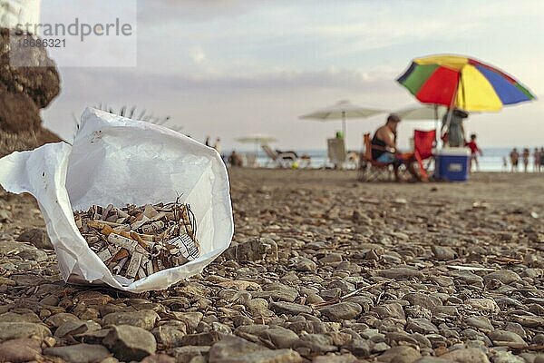 Fokus auf Zigaretten im Vordergrund  Strand im Hintergrund. Konzept der Nachhaltigkeit des Planeten und der Erhaltung der Natur