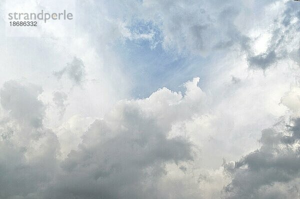 Blauer Himmel und flauschige Wolken. Schöne Wolkenlandschaft Hintergrund. Sonnenlicht auf den Wolken
