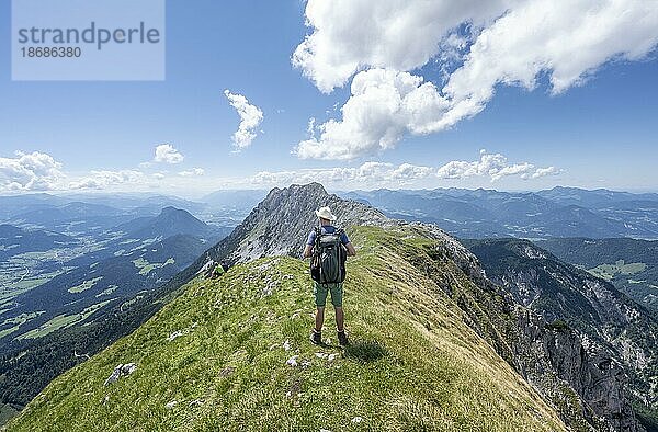 Bergsteiger beim Wiesberg  Überschreitung der Hackenköpfe  Gratweg  Kaisergebirge  Wilder Kaiser  Kitzbühler Alpen  Tirol  Österreich  Europa