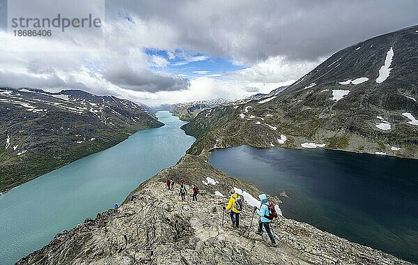 Ausblick auf See Gjende  See Bessvatnet und Berge  Wanderer auf der Besseggen Wanderung  Gratwanderung  Jotunheimen Nationalpark  Vågå  Innlandet  Norwegen  Europa