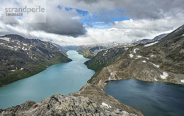 Ausblick auf See Gjende  See Bessvatnet und Berge  Besseggen Wanderung  Gratwanderung  Jotunheimen Nationalpark  Vågå  Innlandet  Norwegen  Europa