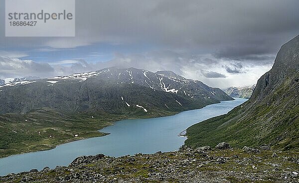 Ausblick auf See Gjende  Besseggen Wanderung  Gratwanderung  Jotunheimen Nationalpark  Vågå  Innlandet  Norwegen  Europa