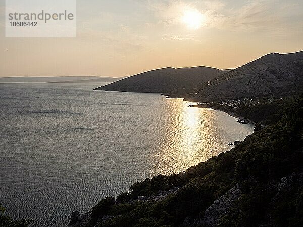 Abendstimmung vor Sonnenuntergang  Meeresbucht beim Campingplatz von Stara Baska  Stara Ba?ka  Insel Krk  Kvarner Bucht  Primorje-Gorski kotar  Kroatien  Europa