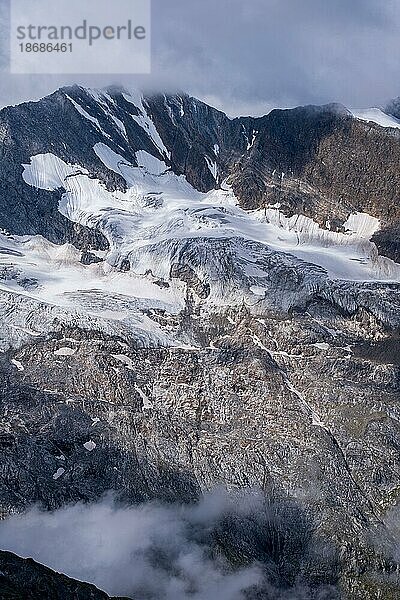 Gletscher und Gletscherschwund in den Alpen  hier in den Bergen des Zillertals  Gletscher im Sommer  Blick vom Schönbichler Horn