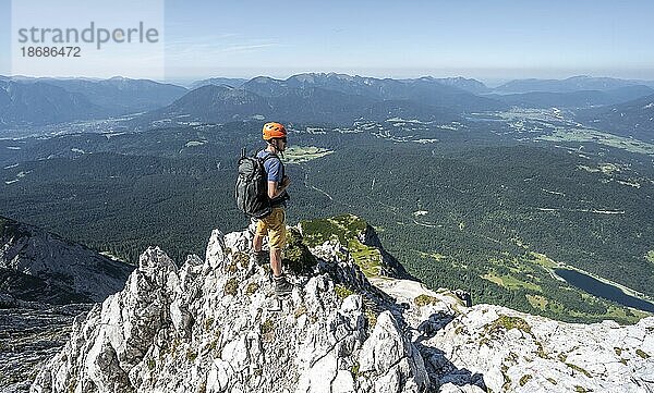 Bergsteiger beim Aufstieg zur Oberen Wettersteinspitze  hinten Ferchensee  Wettersteingebirge  Bayerische Alpen  Bayern  Deutschland  Europa