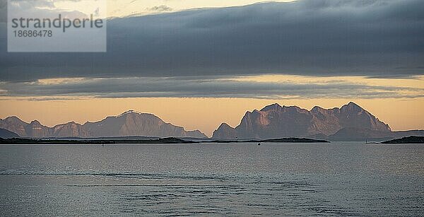 Meer und felsige Bergkette  bei Sonnenuntergang  Bodø  Nordland  Norwegen  Europa