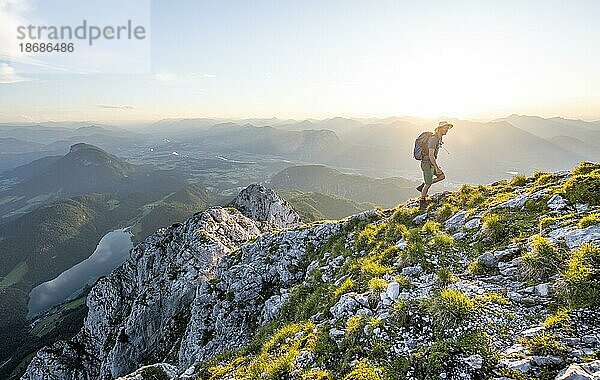 Bergsteiger am Gipfel des Scheffauer im stimmungsvollen Abendlicht  Ausblick auf Hintersteiner See und Inntal  Kaisergebirge  Wilder Kaiser  Kitzbühler Alpen  Tirol  Österreich  Europa