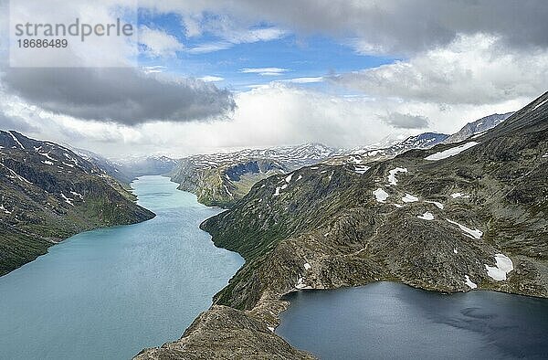 Ausblick auf See Gjende  See Bessvatnet und Berge  Besseggen Wanderung  Gratwanderung  Jotunheimen Nationalpark  Vågå  Innlandet  Norwegen  Europa