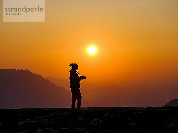 Silhouette einer Fotografin bei Sonnenuntergang  Trattberg  Bad Vigaun  Land Salzburg  Österreich  Europa