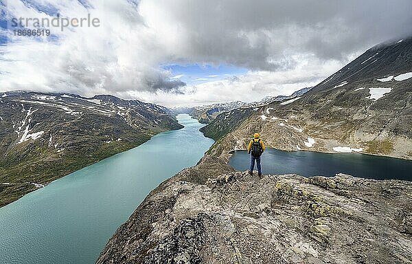 Bergsteiger auf der Besseggen Wanderung  Gratwanderung  Ausblick auf See Gjende  See Bessvatnet und Berge  Jotunheimen Nationalpark  Vågå  Innlandet  Norwegen  Europa