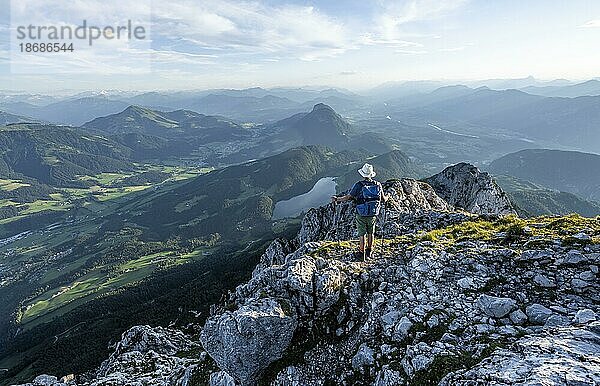 Bergsteiger am Gipfel des Scheffauer  Ausblick auf Hintersteiner See und Inntal  Kaisergebirge  Wilder Kaiser  Kitzbühler Alpen  Tirol  Österreich  Europa