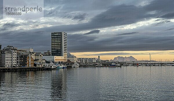 Hafen von Bodø mit Stadt und Booten  hinten felsige Berge  bei Sonnenuntergang  Bodø  Nordland  Norwegen  Europa