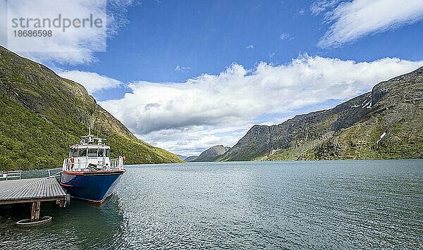 Boot am Bootsanleger  Endpunkt der Überschreitung des Besseggen Grat  See Gjende  Jotunheimen Nationalpark  Vågå  Innlandet  Norwegen  Europa