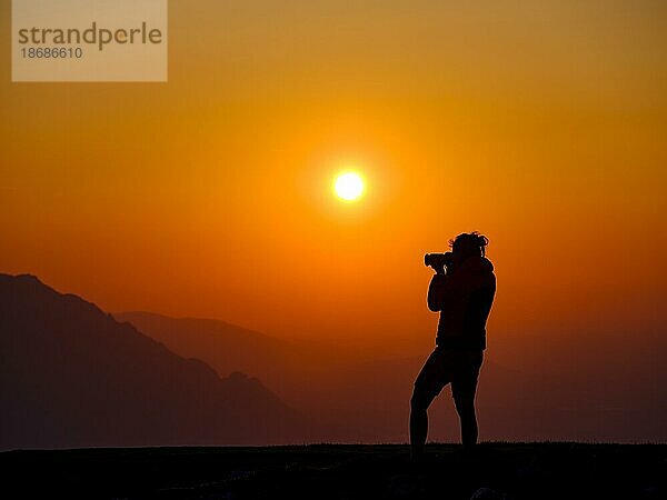 Silhouette einer Fotografin bei Sonnenuntergang  Trattberg  Bad Vigaun  Land Salzburg  Österreich  Europa