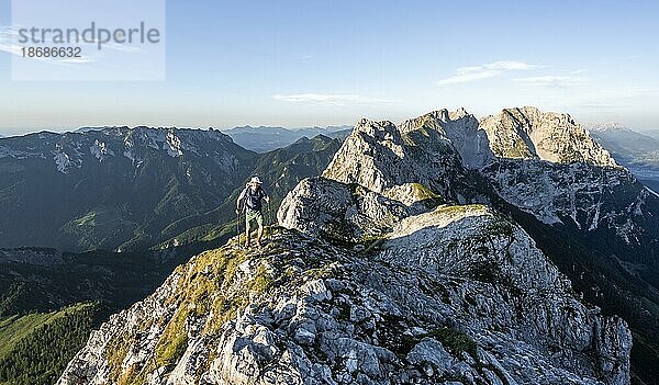Bergsteiger am Gipfel des Scheffauer im stimmungsvollen Abendlicht  Ausblick auf Bergkamm des Kaisergebirge  Wilder Kaiser  Kitzbühler Alpen  Tirol  Österreich  Europa