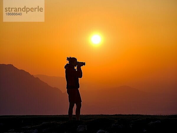 Silhouette einer Fotografin bei Sonnenuntergang  Trattberg  Bad Vigaun  Land Salzburg  Österreich  Europa