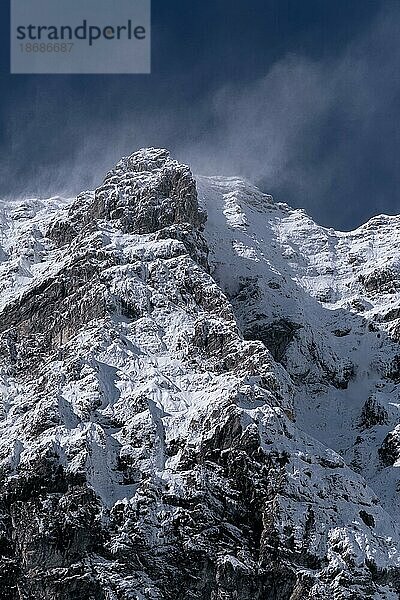 Steile Felswände im Karwendelgebirge mit erstem Schnee bedeckt  es ist windig