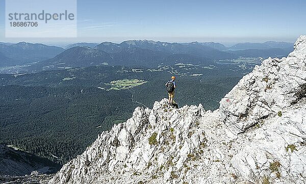 Bergsteiger im Fels beim Aufstieg zur Oberen Wettersteinspitze  Wettersteingebirge  Bayerische Alpen  Bayern  Deutschland  Europa