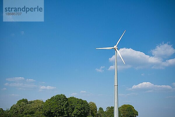 Windrad zur Stromerzeugung vor blauem Himmel  Deutschland  Europa