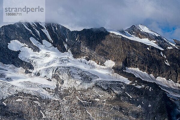 Gletscher und Gletscherschwund in den Alpen  hier in den Bergen des Zillertals  Blick vom Schönbichler Horn