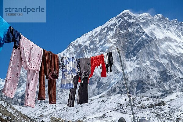 Wäsche trocknet auf einer Wäscheleine  im Hintergrund das Himalaya Bergmassiv  Nepal  Asien