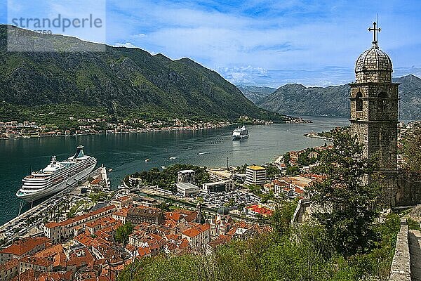 Ausblick über die Dächer der Altstadt  Kotor  Bucht von Kotor  Kirche der Mutter Gottes von Remedy  Kreuzfahrtschiff  Montenegro  Europa