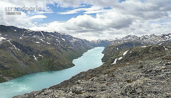 Ausblick auf See Gjende und verschneite Berge  Besseggen Wanderung  Gratwanderung  Jotunheimen Nationalpark  Vågå  Innlandet  Norwegen  Europa