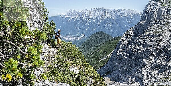 Bergsteiger beim Aufstieg zur Oberen Wettersteinspitze  hinten Karwendelgebirge mit Westlicher Karwendelspitze  Wettersteingebirge  Bayerische Alpen  Bayern  Deutschland  Europa