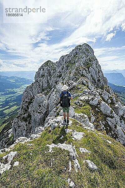 Bergsteiger auf einem schmalen Gratweg  Überschreitung der Hackenköpfe  Kaisergebirge  Wilder Kaiser  Kitzbühler Alpen  Tirol  Österreich  Europa