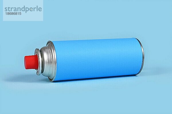 Einfache Gaskartuschenflasche auf blauem Hintergrund