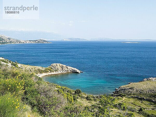 Zerklüftete Küste  Bucht bei Stara Baska  Karstberge  Insel Krk  Kvarner Bucht  Kroatien  Europa