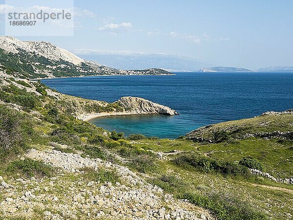 Zerklüftete Küste  Bucht bei Stara Baska  Karstberge  Insel Krk  Kvarner Bucht  Kroatien  Europa