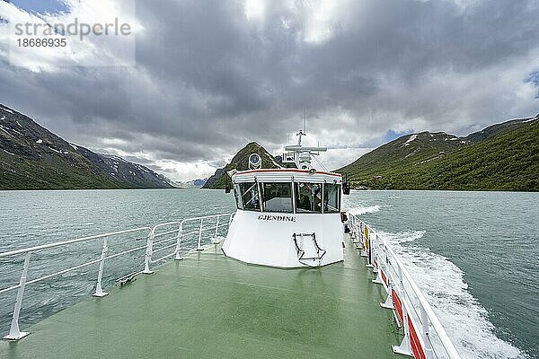 An Deck des Touristenboot auf dem See Gjende  beim Besseggen Grat  Jotunheimen Nationalpark  Vågå  Innlandet  Norwegen  Europa