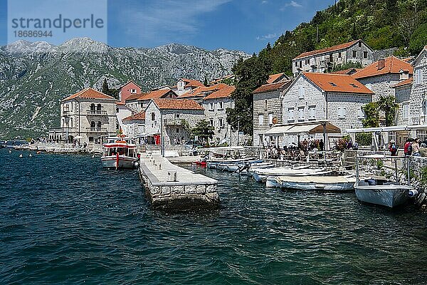 Hafen  alte Paläste  Promenade  Perast  Bucht von Kotor  Montenegro  Europa