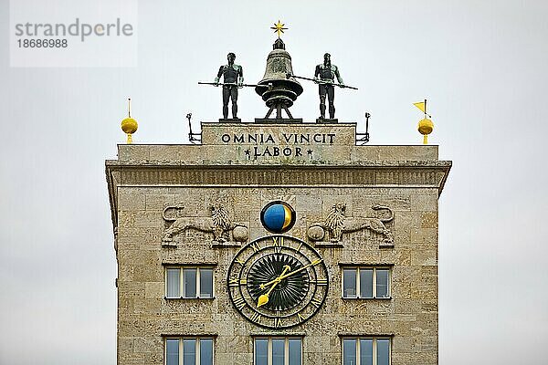 Uhrturm  Turmuhr und Schlagwerk mit Glockenmännern  Krochhochhaus  Ägyptisches Museum der Universität Leipzig  Sachsen  Deutschland  Europa