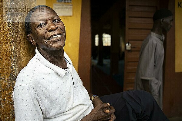 Mann in Bomeh Village auf der KissyRoad Müllkippe  Freetown  15.06.2021. Auf den Müllbergen der Stadt haben die Ärmsten der Armen angefangen zu siedeln. Sie leben über giftigen Dämpfen und mit verdrobenem Wasser.  Sierra Leone  Afrika