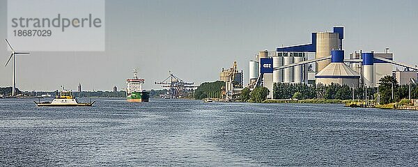 Fährschiff und CBR  Zementwerk am Gent Terneuzen Kanal im Seehafen von Gent  Ostflandern  Belgien  Europa