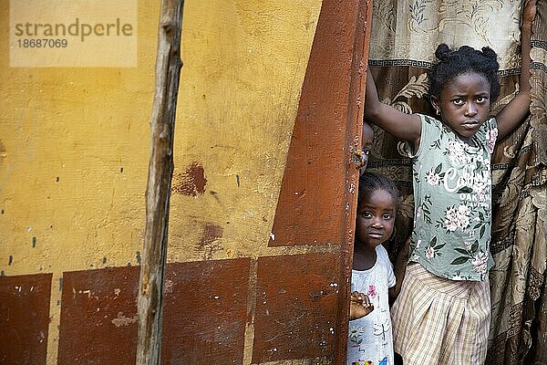 Zwei Mädchen  die auf der Bomeh Village  KissyRoad Müllkippe leben  Freetown  15.06.2021.  Sierra Leone  Afrika