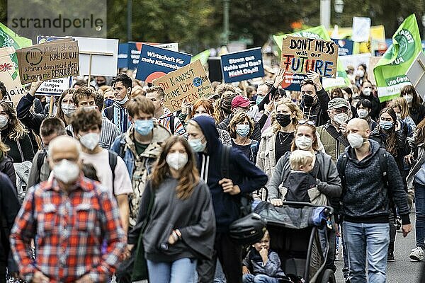 Berlin  Deutschland  Demonstranten protestieren anlässlich des Globalen Klimastreiks für mehr Klimagerechtigkeit in Berlin  Europa