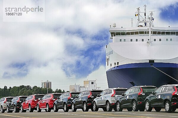 Fahrzeuge aus dem Montagewerk von Volvo Cars warten auf die Verladung auf das Roll on Roll off Schiff im Seehafen von Gent  Belgien  Europa
