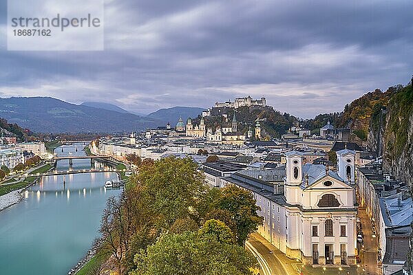 Blick über die Stadt Salzburg  Festung Hohen Salzburg  St. Markus Kirche  Salzach  blaue Stunde  Salzburg  Österreich  Europa