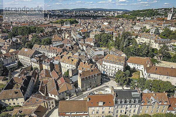 Die Altstadt von Besancon aus der Luft gesehen  Besancon  Bourgogne-Franche-Comté  Frankreich  Europa