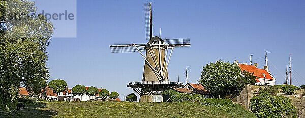 Niederländische Steinwindmühle Den Haas aus dem 18. Jahrhundert in der Stadt Zierikzee  Schouwen Duiveland  Zeeland  die Niederlande