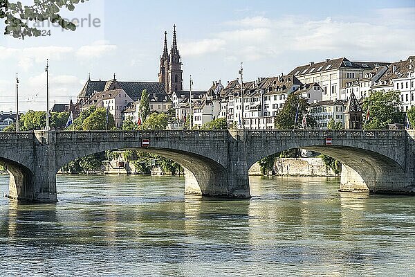 Stadtansicht Basel mit Rhein  Mittlere Brücke  Münster und Altstadt in Basel  Schweiz  Europa