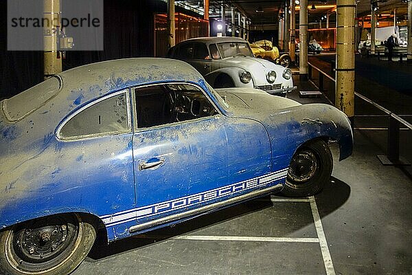 Rostiger und verstaubter Porsche 356 B von 1952  deutscher Sportwagenklassiker  Oldtimer  in schlechtem Zustand und bereit  in der Garage restauriert zu werden
