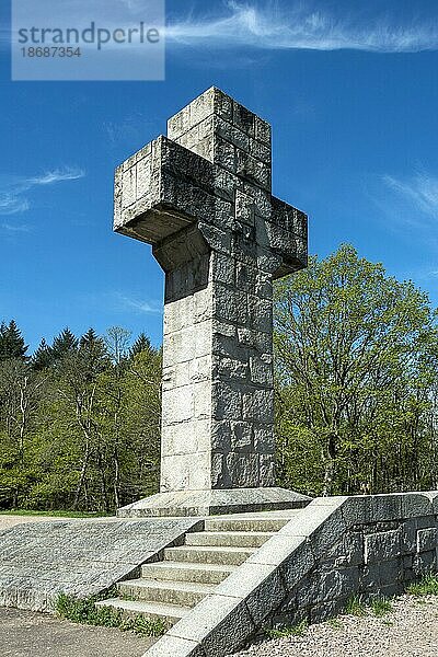 Regionaler Naturpark Morvan. Autun. Das monumentale Befreiungskreuz  das 1945 auf dem Berg Saint Sebastien errichtet wurde. Departement Saone et Loire. Bourgogne Franche Comte.Frankreich