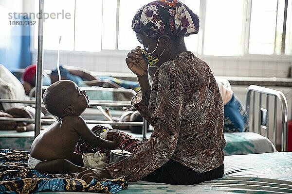 Mutter mit Baby im Princess Christian Hospital in Sierra Leone  Freetown  15.06.2021.  Sierra Leone  Afrika