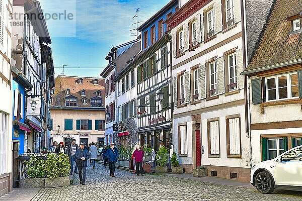 Straße im historischen Viertel Petite France in der Stadt Straßburg an einem sonnigen Wintertag  Straßburg  Frankreich  Europa