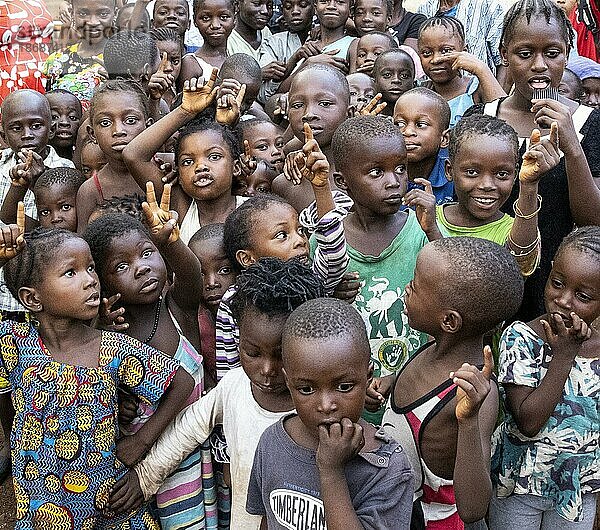 Bomeh Village auf der KissyRoad Müllkippe. Freetown  15.06.2021. Auf den Müllbergen der Stadt haben die Ärmsten der Armen angefangen zu siedeln. Sie leben über giftigen Dämpfen und mit verdrobenem Wasser.  Freetown  Sierra Leone  Afrika