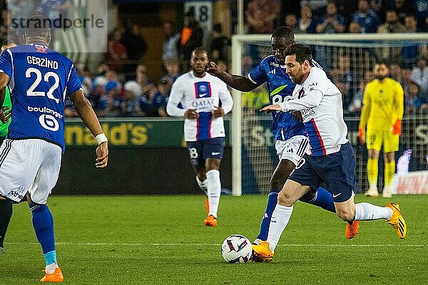 Lionel Messi (Paris St. Germain) re. im Zweikampf mit Ibrahima SISSOKO (Racing Strasbourg)
